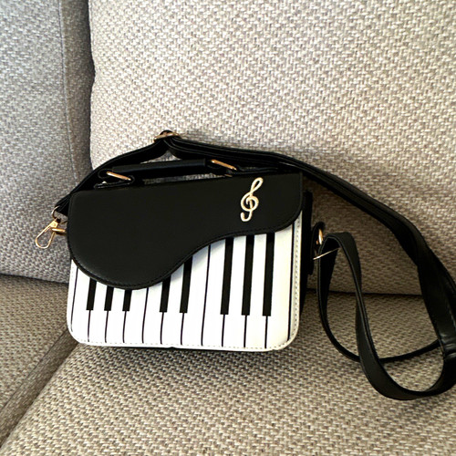 Black white piano keys - black,